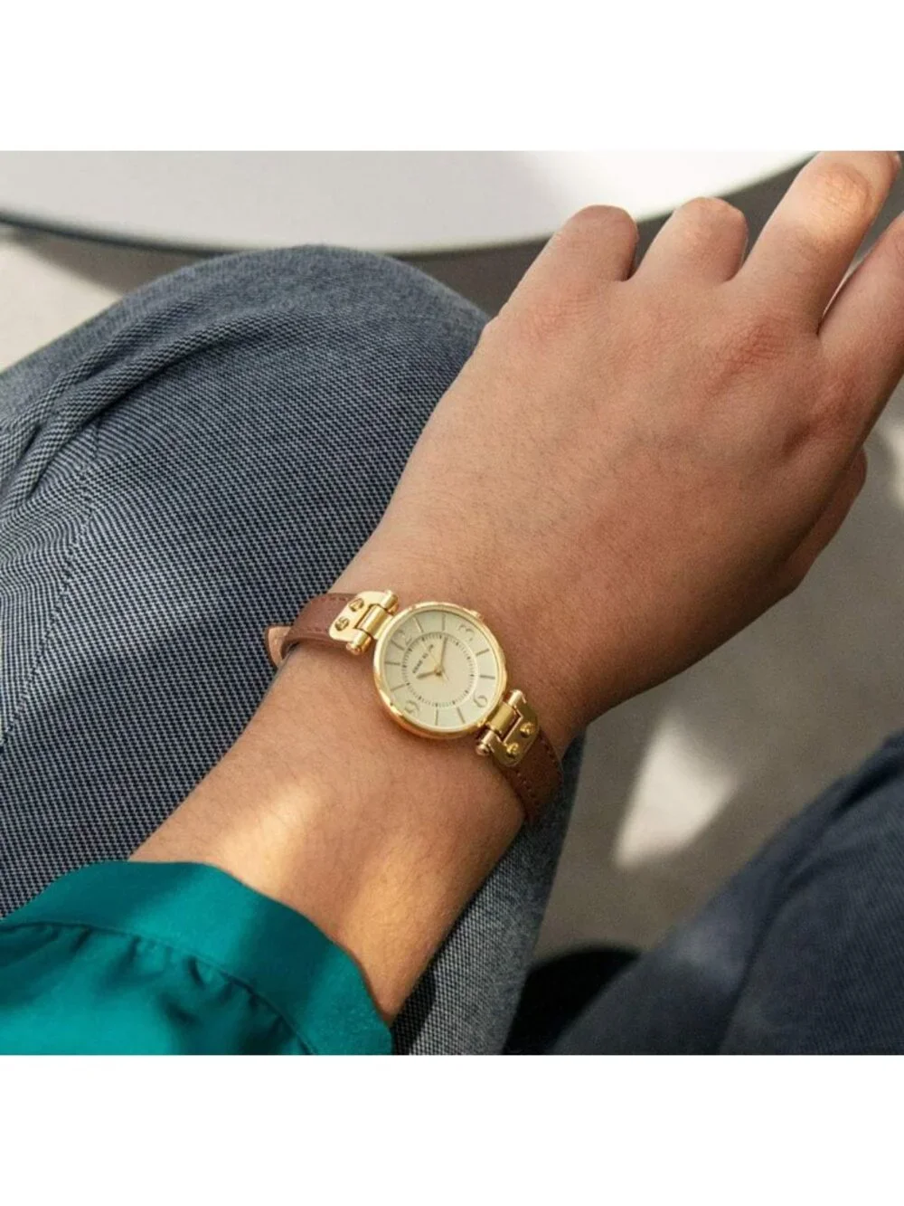 Stylish Women's Leather Strap Watch - Elegant Design, Durable & Versatile